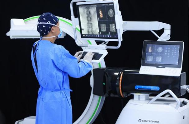 近日,在歌锐科技自主研发的"牛顿"主从式骨科内镜手术机器人全程协助